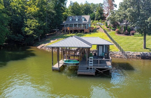 Hickory House | Lake Hickory Retreat: Beautiful 3 bedroom Waterfront home with scenic view!