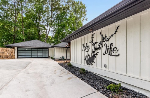 Gainesville House | Lake Home Sleeps 10+ Game Rm, Fire Pit and Dock