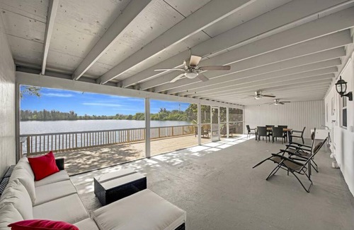 Davie Villa | Lake house 1