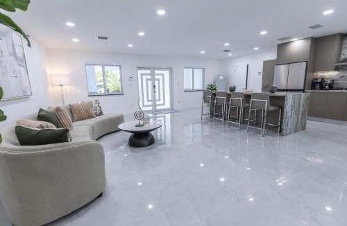 Hialeah Villa | Lake House Oasis heated pool and amazing views!