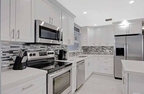 Davie House | Lake house unit 1 By Dream Vacation