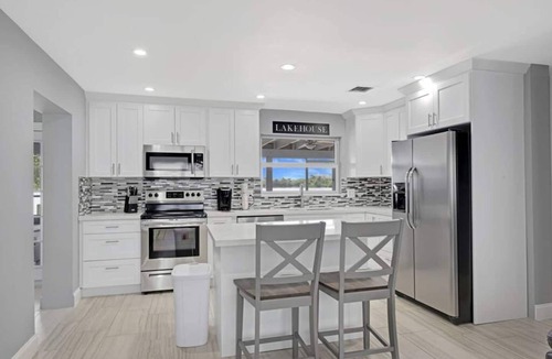 Davie House | Lake house unit 1 by PMI