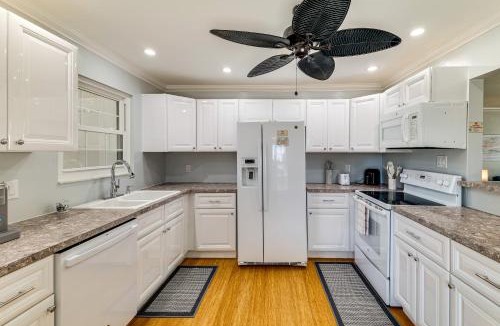 Sebring House | Lake Jackson Retreat w/Lanai & Large Yard!