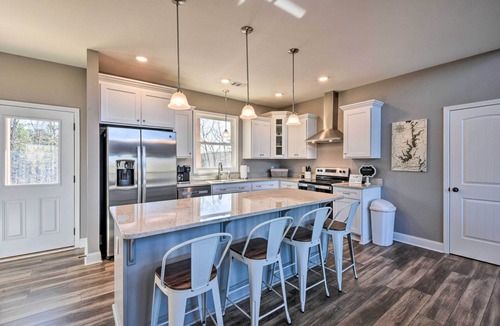 Seneca House | Lake Keowee Getaway: Boat Dock, Deck, Grill!