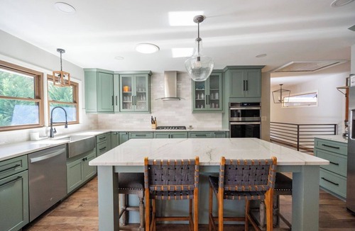 West Union House | Lake Keowee Home w Dock, Kayaks, Hot Tub!