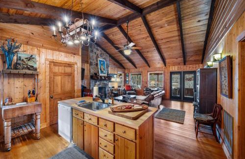 Mentone House | Lake Lahusage Front - Private Dock, Game Room