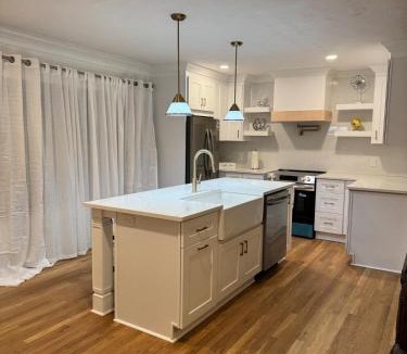Gainesville House | Lake Lanier 3BR Cozy Retreat with Screened Porch, Deck and Dock