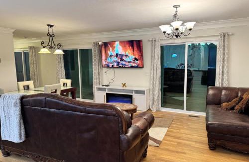Gainesville House | Lake Lanier 3BR Cozy Retreat with Screened Porch, Deck and Dock