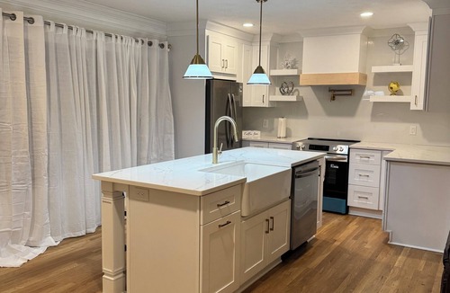 Gainesville House | Lake Lanier Cozy 3BR Retreat, Screened-In Deck + Dock Access - Sleeps 6