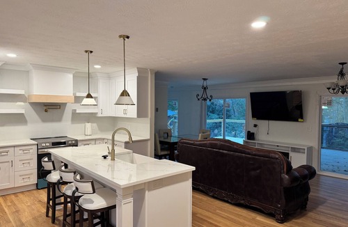 Gainesville House | Lake Lanier Cozy 3BR Retreat, Screened-In Deck + Dock Access - Sleeps 6