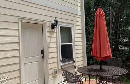 Gainesville House | Lake Lanier Home. 1 BR APT. with dock on private cove. 35 minutes to Dahlonega.