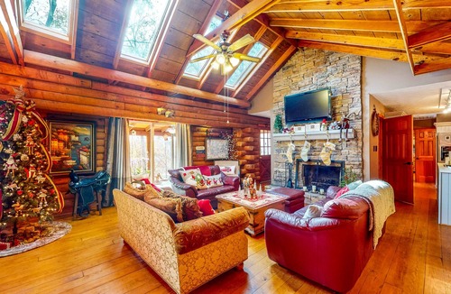 Gainesville House | Lake Lanier Log House with Water Views & Screened Porch