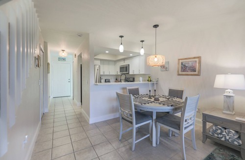 Sanibel Condo | LAKE PALMS 1 - Sanibel Condo Overlooking Lagoon