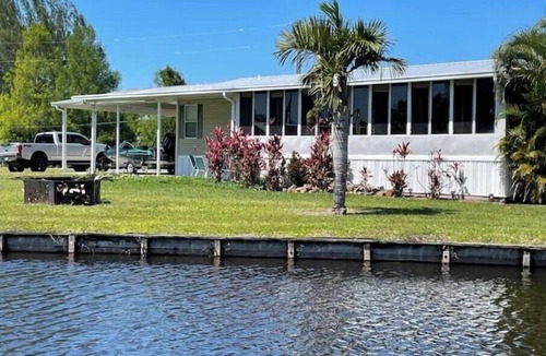 Moore Haven House | Lake/River house get-a-way !