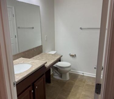 Orange Park Apartment | Lake View 2BR 2BA Suite Nr DWTN & NAS w POOL & Gym