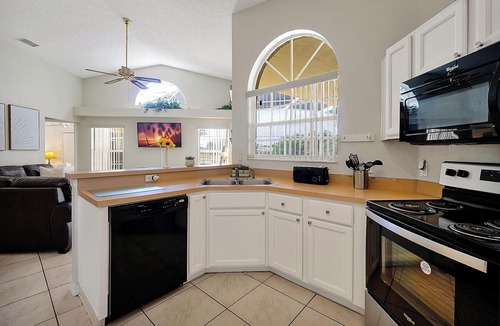 Sunridge Woods House | ⛱ Lake View - 4 Bed - Sunridge Wood - South Facing Pool Home ✈