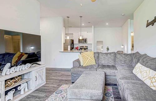 Orange Park Apartment | Lake View Suite - POOL, Pet frdly, Nr DTWN NasJax