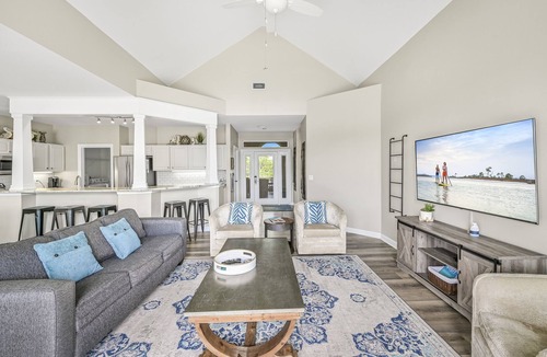 Sandestin Condo | Lake Views ~ Private Balcony ~ 6-Seat Golf Cart
