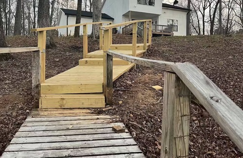 Griffin House | Lakefront 2BR for Nurses & Pros | Agam’s Oasis
