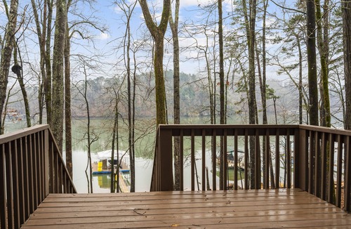 Westminster House | Lakefront 4BR w/dock - lake toys, kayaks - Family summer fun!