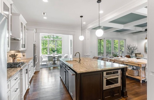 Clover House | Lakefront 5 bedroom- Firepit, Bar, Screen Porch, Bunkroom!