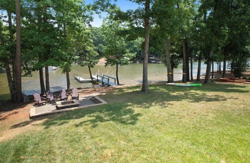 Clover House | Lakefront 5 bedroom- Firepit, Bar, Screen Porch, Bunkroom!