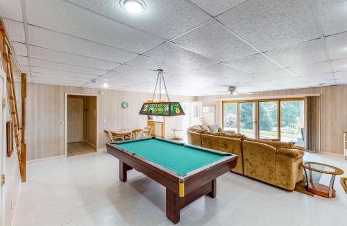 Dandridge House | Lakefront Cabin Sleeps 6 Deck Hot Tub Pool Table