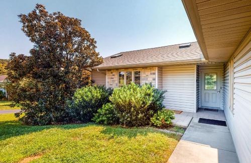 Dandridge House | Lakefront Cabin Sleeps 6 Deck Hot Tub Pool Table