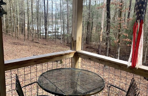 Tignall House | Lakefront Cabin Vacation at Harvest Moon Cove
