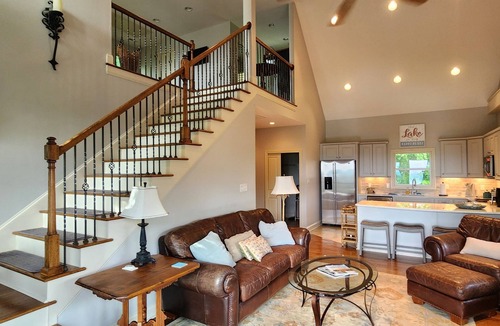 Mount Vernon Villa | Lakefront Cliff Guest House: Jaw-Dropping View