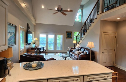 Mount Vernon Villa | Lakefront Cliff Guest House: Jaw-Dropping View
