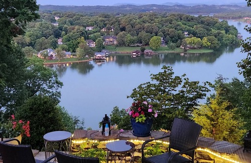 Mount Vernon Villa | Lakefront Cliff Guest House: Jaw-Dropping View