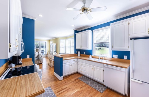 Eatonton House | Lakefront Cottage in Great Waters 4BR Stunning Views Family-Friendly