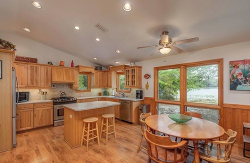 Edgar House | Lakefront Country Haven near Ocala & Forest -With Canoe, Lifejackets and Grill!