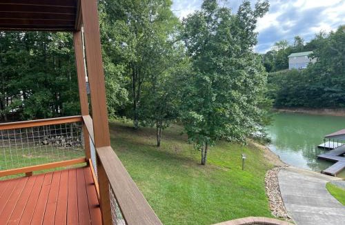 Dandridge Villa | Lakefront Covered Dock Fire pit Sleeps 12