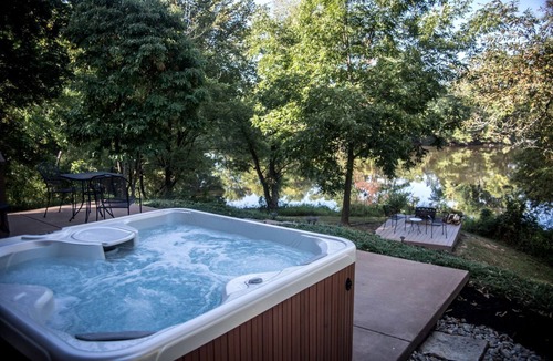 Carbondale House | Lakefront Cozy Cabin with Hot-tub in Carbondale, Illinois