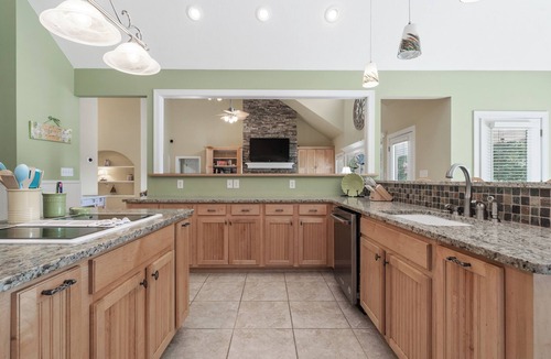 Eatonton House | Lakefront Escape on Lake Sinclair Hot Tub Ideal for Families & Friends