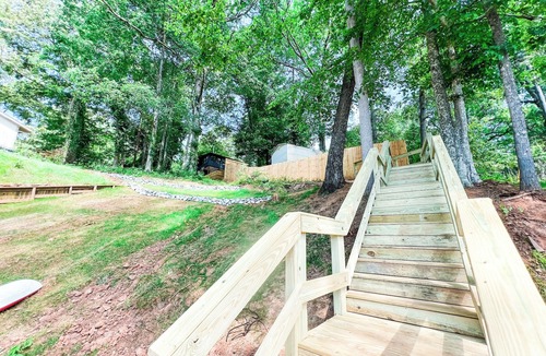 Monticello Cottage | Lakefront Escape: The Little Villa on Jackson Lake