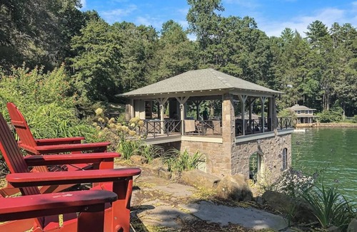 Lakemont House | Lakefront estate on Lake Rabun-boathouse, pickleball, game room & stunning views