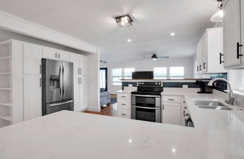 Ridgeway House | Lakefront Family friendly 3-bedroom house with 2 boat slips