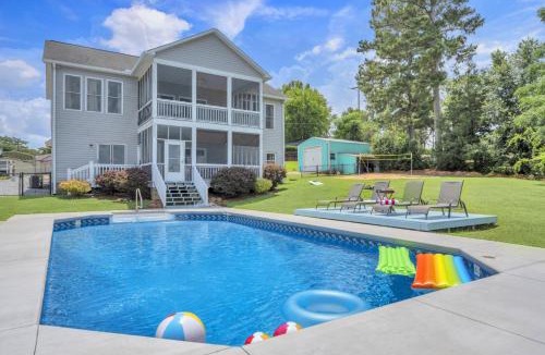 Greenwood House | Lakefront Getaway with Dock, Pool, Sunset Games