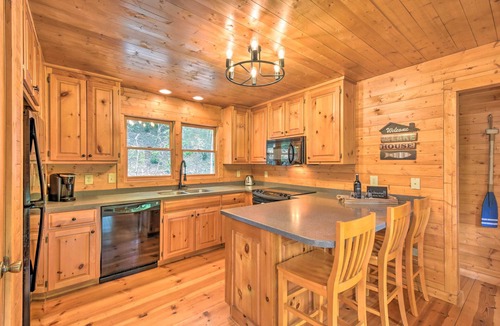 Jasper Cabin | Lakefront ‘Glass House’ Cabin w/Mountain Views!