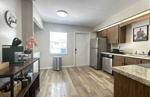 Dixieland House | LAKEFRONT HOME-PATIO/WASHER/DRYER/FULLY EQUIPPED-NEAR COLLEGE/SHOPS/MUSEUM/PARKS