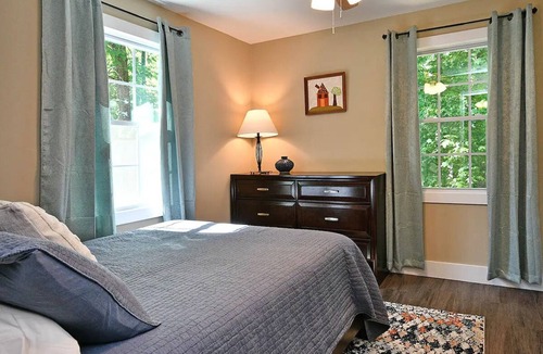 Pickens House | Lakefront Home w/Dock, Kayaks & Mountain Views - Big Rock Bungalow