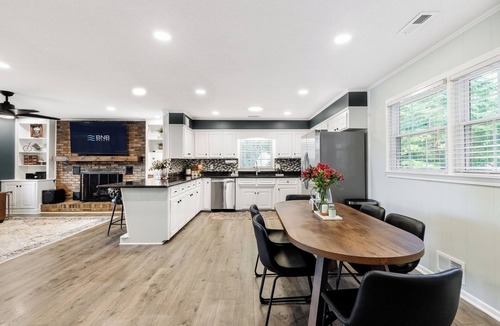 Inman House | Lakefront + Kayaks + Dock + Screened in Porch | Home Sweet Bowen