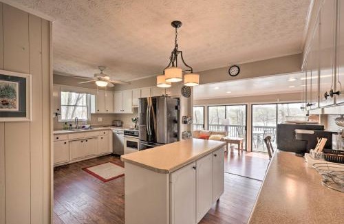 Lavonia House | Lakefront Lavonia Cottage w/2-Story Dock!