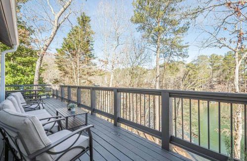 Waleska House | Lakefront Luxury Boat Slip Kayaks Game Room