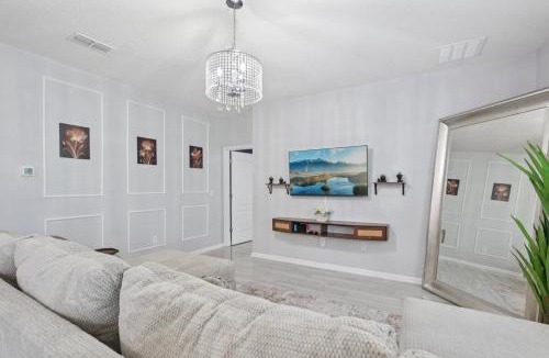 Northside House | Lakefront Luxury Retreat 5BR