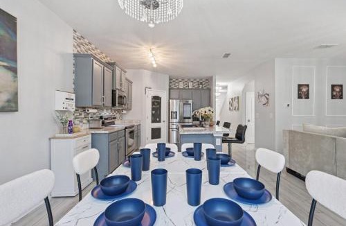 Northside House | Lakefront Luxury Retreat 5BR