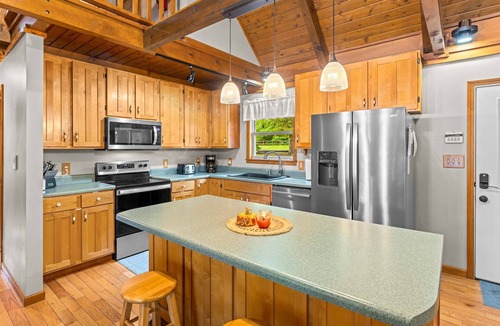 Sharps Chapel Cabin | Lakefront Norris Cabin Retreat・Dock・Games・Hot Tub